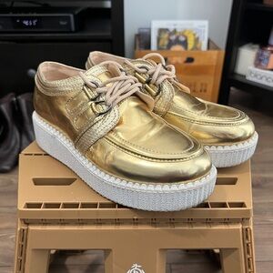 Forever 21 women’s sz 6 sneaker.
